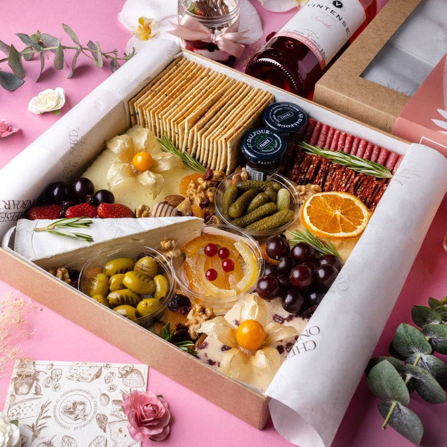 1.	Deluxe Cheese Platter with generous portion for two. Vegetarian Option available on checkout. 2.	Curated Valentines’ Day packaging & bag 3.	Bottle of Premium Vintense Syrah Rose non-alcoholic beverage 75cl 4.	Jar of premium Chocolate, Strawberry and Mousse 